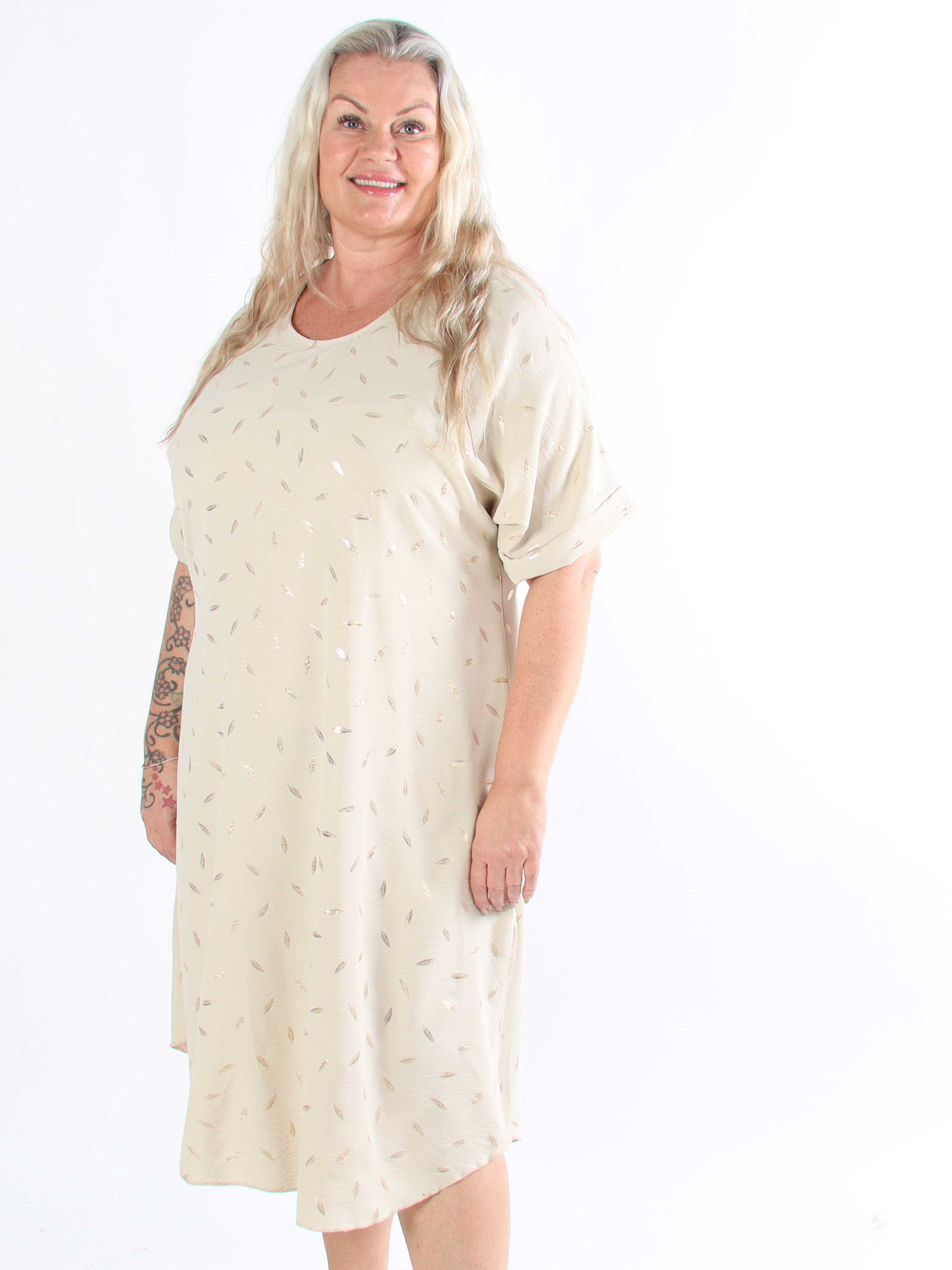 Valentina - Sød plus size kjole detaljeret med fine guld blade